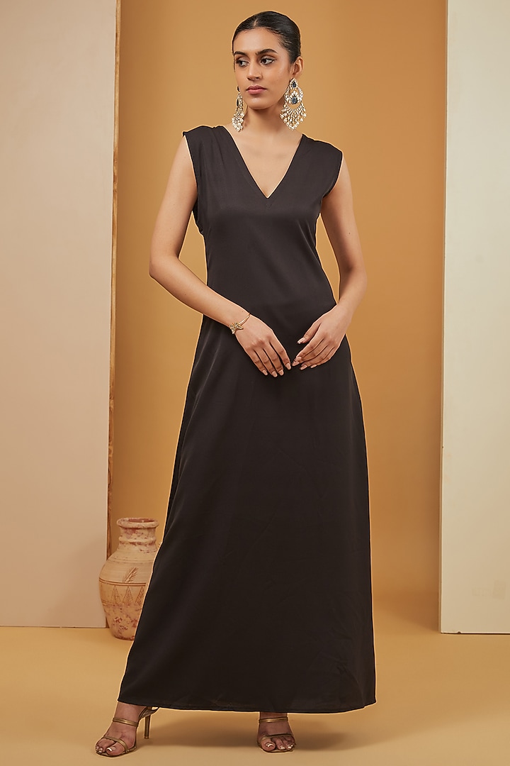 Black Viscose Chinon & Crepe Hand Embroidered Kaftan Set by Neha Khullar at Pernia's Pop Up Shop
