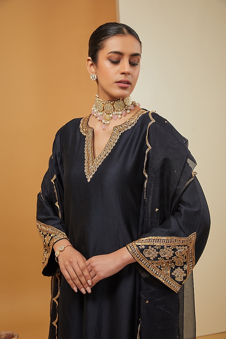 Black Chanderi Silk Hand Embroidered Kurta Set by Neha Khullar at Pernia's Pop Up Shop