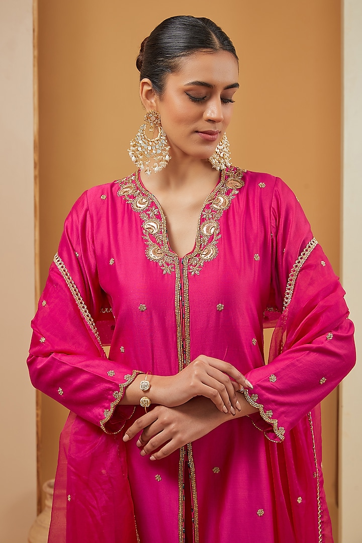 Fuchsia Chanderi Silk Hand Embroidered Kurta Set by Neha Khullar at Pernia's Pop Up Shop