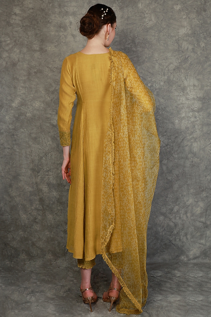 Olive Green Chanderi Kurta Set by Neha khullar at Pernia's Pop Up Shop
