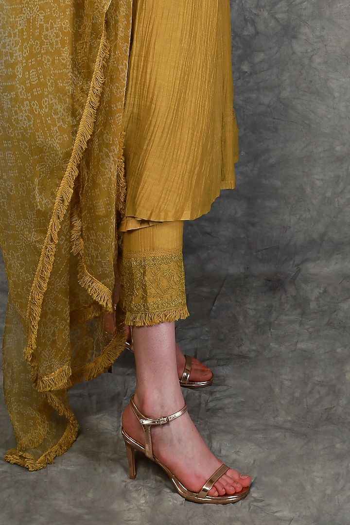 Olive Green Chanderi Kurta Set by Neha khullar at Pernia's Pop Up Shop