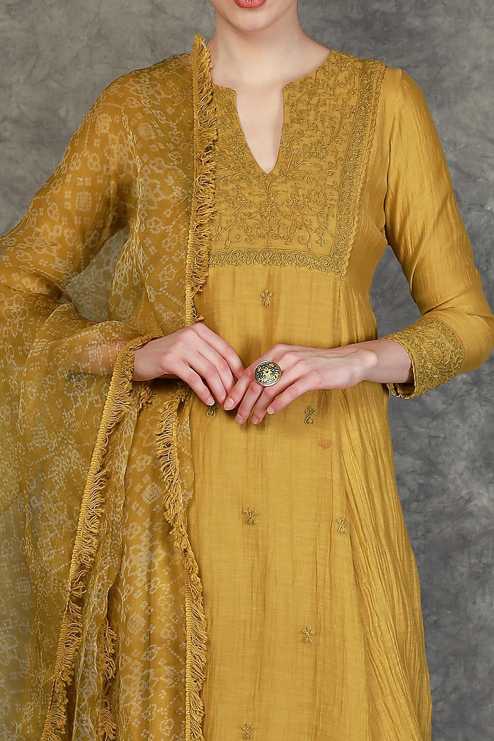 Olive Green Chanderi Kurta Set by Neha khullar at Pernia's Pop Up Shop