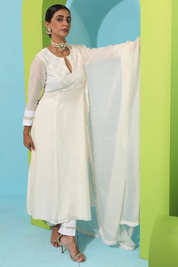 Ivory Chanderi Silk Embroidered Kurta Set by Neha khullar at Pernia's Pop Up Shop
