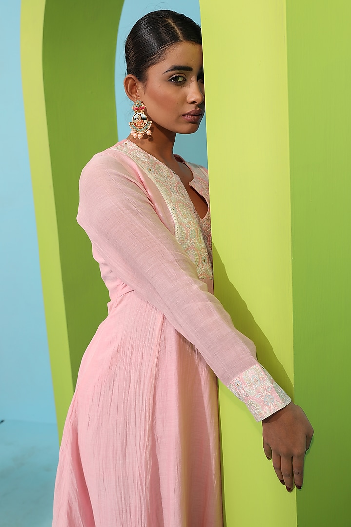 Pink Chanderi Silk Embroidered Kurta Set by Neha khullar at Pernia's Pop Up Shop