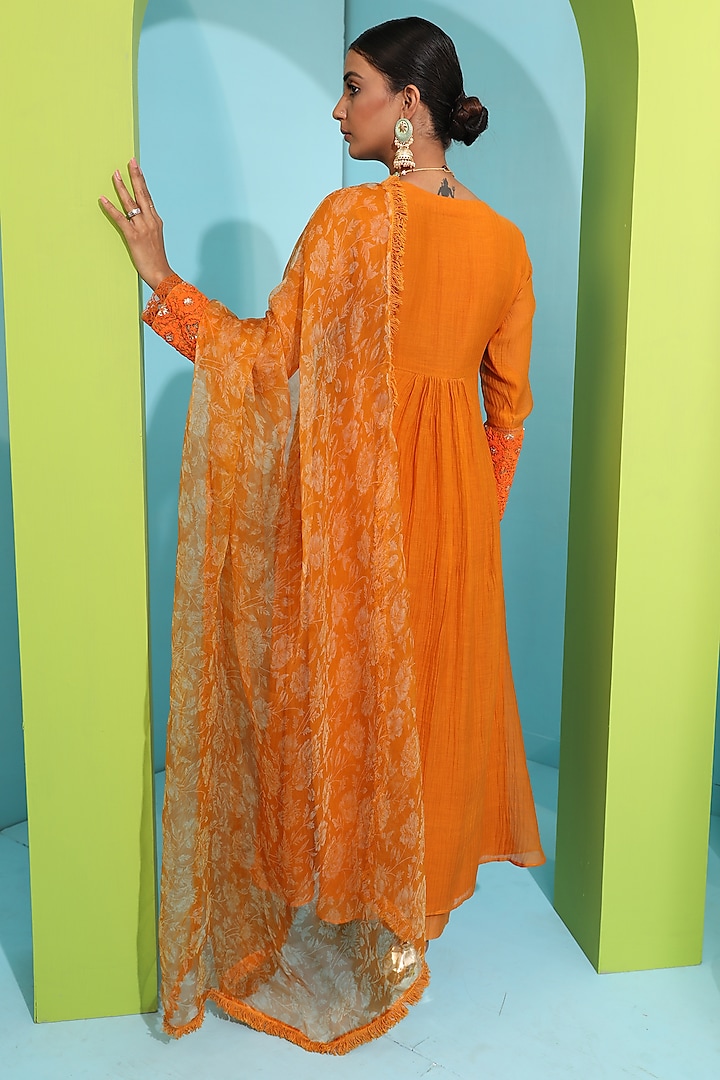 Tangerine Chanderi Silk Embroidered Kurta Set by Neha khullar at Pernia's Pop Up Shop
