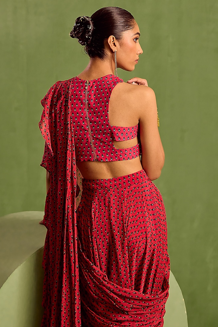 Fuchsia Viscose Chinon Digital Printed & Embroidered Pre-Draped Wedding Saree Set by Neha khullar at Pernia's Pop Up Shop