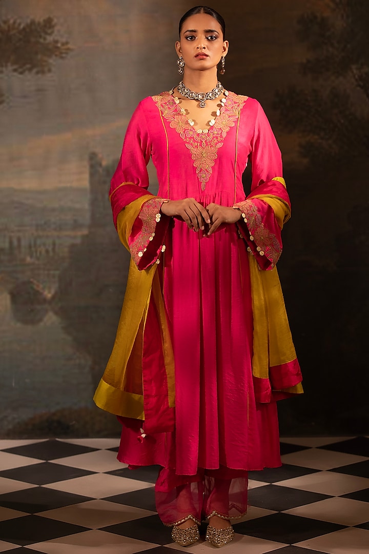 Fuchsia Chanderi Silk Embroidered Kurta Set by Neha Khullar at Pernia's Pop Up Shop