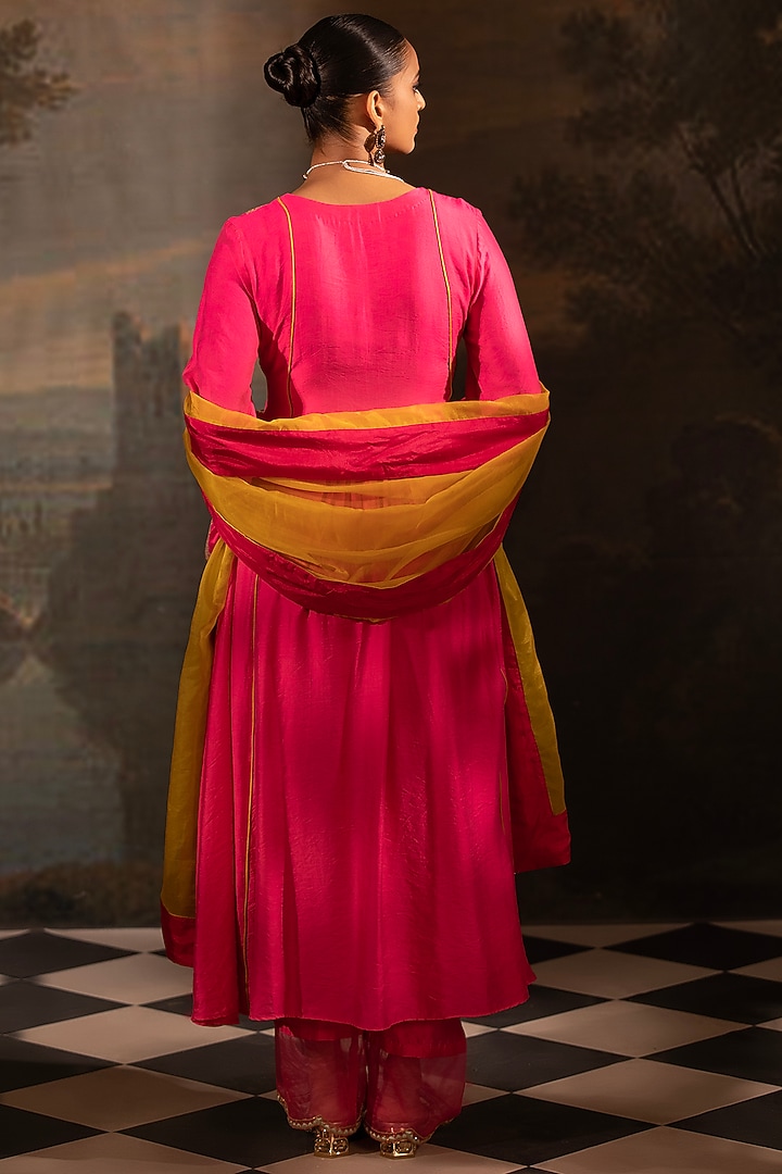 Fuchsia Chanderi Silk Embroidered Kurta Set by Neha Khullar at Pernia's Pop Up Shop