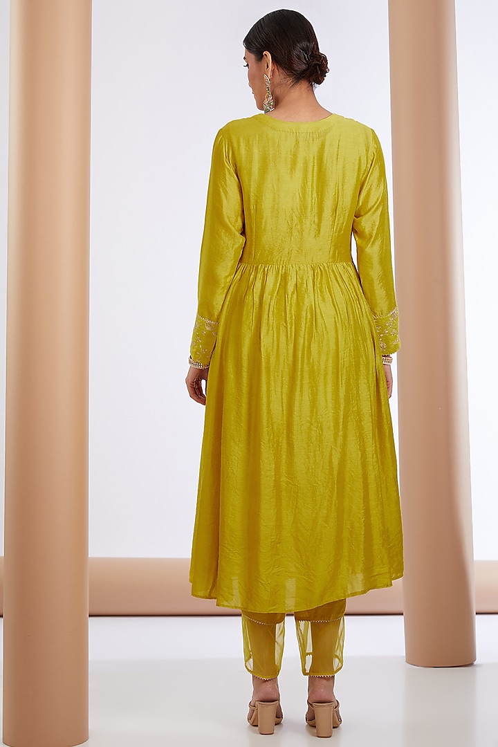 Yellow Chanderi Silk Embroidered Kurta Set by Neha khullar at Pernia's Pop Up Shop