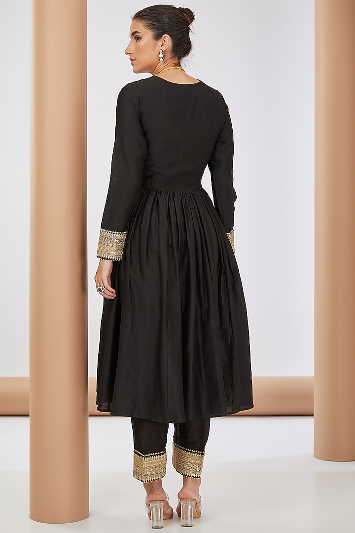 Black Chanderi Silk Hand Embroidered Kurta Set by Neha Khullar at Pernia's Pop Up Shop