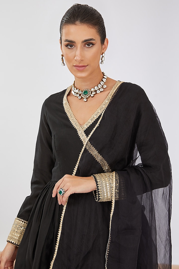 Black Chanderi Silk Hand Embroidered Kurta Set by Neha Khullar at Pernia's Pop Up Shop