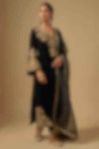 Black Velvet Zardosi Hand Embroidered Kurta Set by Neha Khullar at Pernia's Pop Up Shop