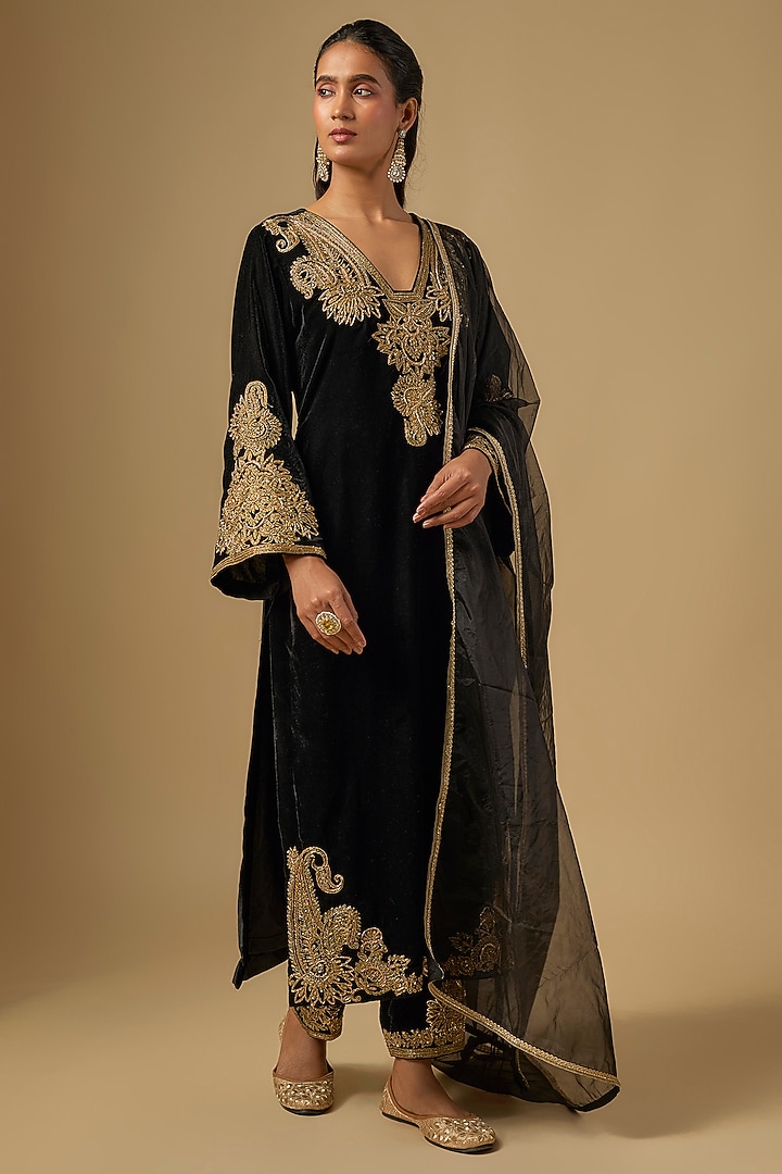 Black Velvet Zardosi Hand Embroidered Kurta Set by Neha Khullar at Pernia's Pop Up Shop