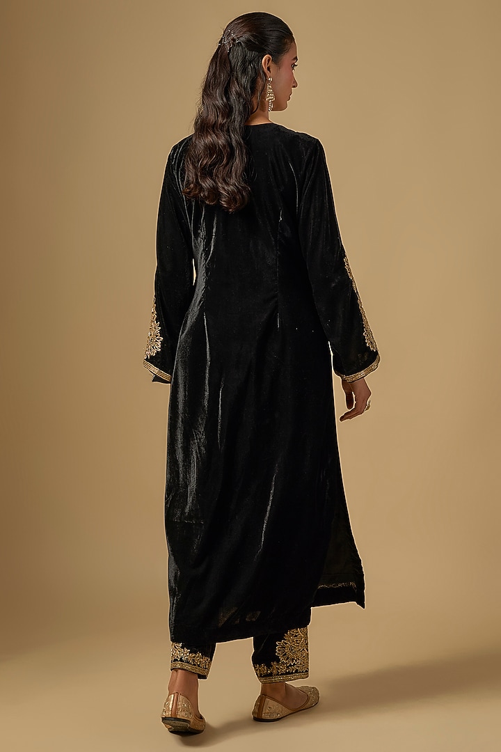 Black Velvet Zardosi Hand Embroidered Kurta Set by Neha Khullar at Pernia's Pop Up Shop