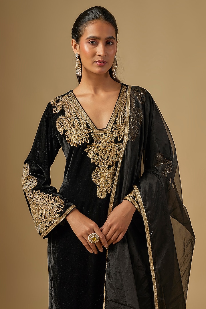 Black Velvet Zardosi Hand Embroidered Kurta Set by Neha Khullar at Pernia's Pop Up Shop
