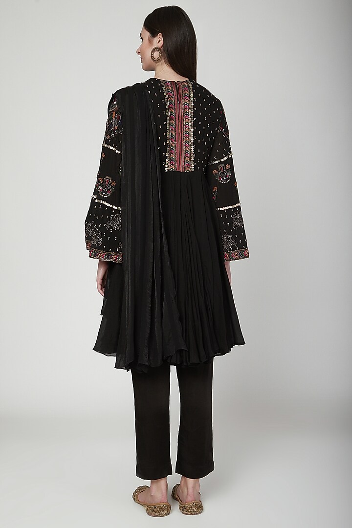 Black Hand Embroidered Kurta Set by Neha & Tarun at Pernia's Pop Up Shop