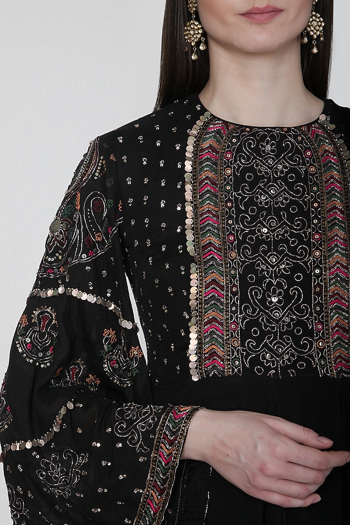 Black Hand Embroidered Kurta Set by Neha & Tarun at Pernia's Pop Up Shop