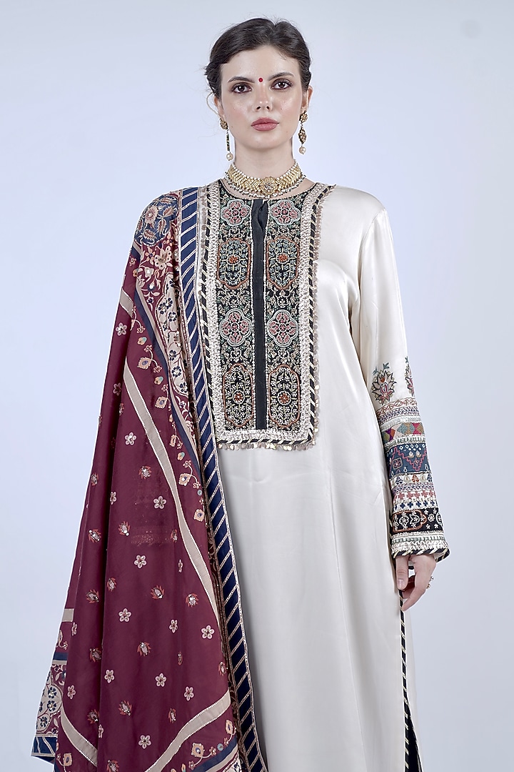 White Bemberg & Chanderi Embroidered Kurta Set by Neha & Tarun at Pernia's Pop Up Shop