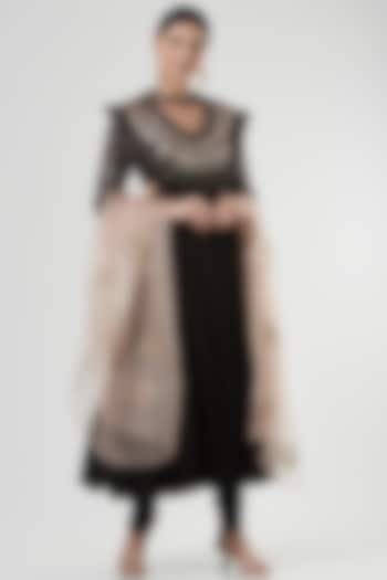 Black Embroidered Kurta Set by Neha & Tarun at Pernia's Pop Up Shop