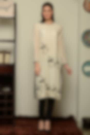 Ivory Embroidered Kurta Set by Neha & Tarun at Pernia's Pop Up Shop