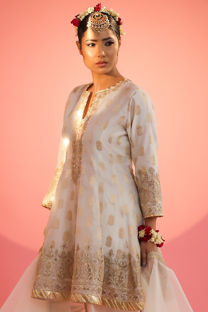 Off-White Banarasi Embroidered Party Wear Anarkali Set by Nia By Sonia Ahuja at Pernia's Pop Up Shop