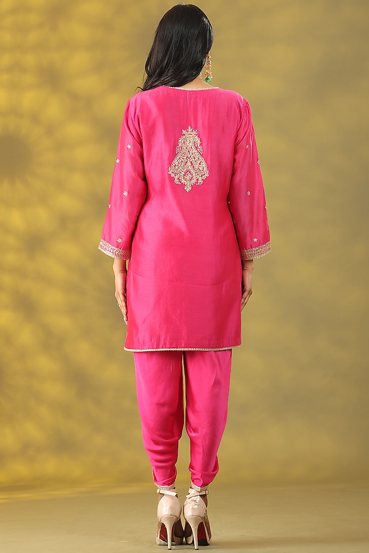 Magenta Chanderi Silk Dori Embellished Kurta Set by Nia By Sonia Ahuja at Pernia's Pop Up Shop