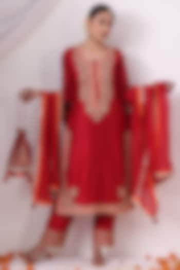 Red Chanderi Zari Embroidered Kurta Set by Nia By Sonia Ahuja at Pernia's Pop Up Shop