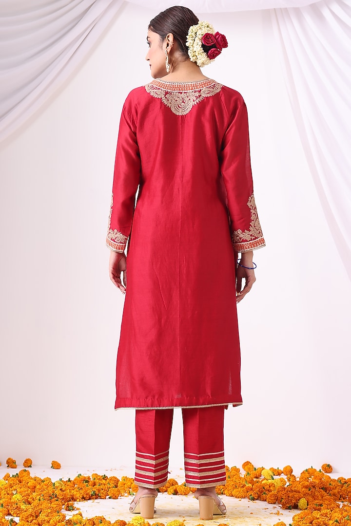 Red Chanderi Zari Embroidered Kurta Set by Nia By Sonia Ahuja at Pernia's Pop Up Shop