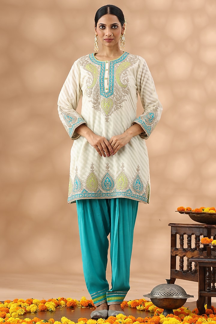 White Cotton Kasab Embroidered Kurta Set by Nia By Sonia Ahuja at Pernia's Pop Up Shop