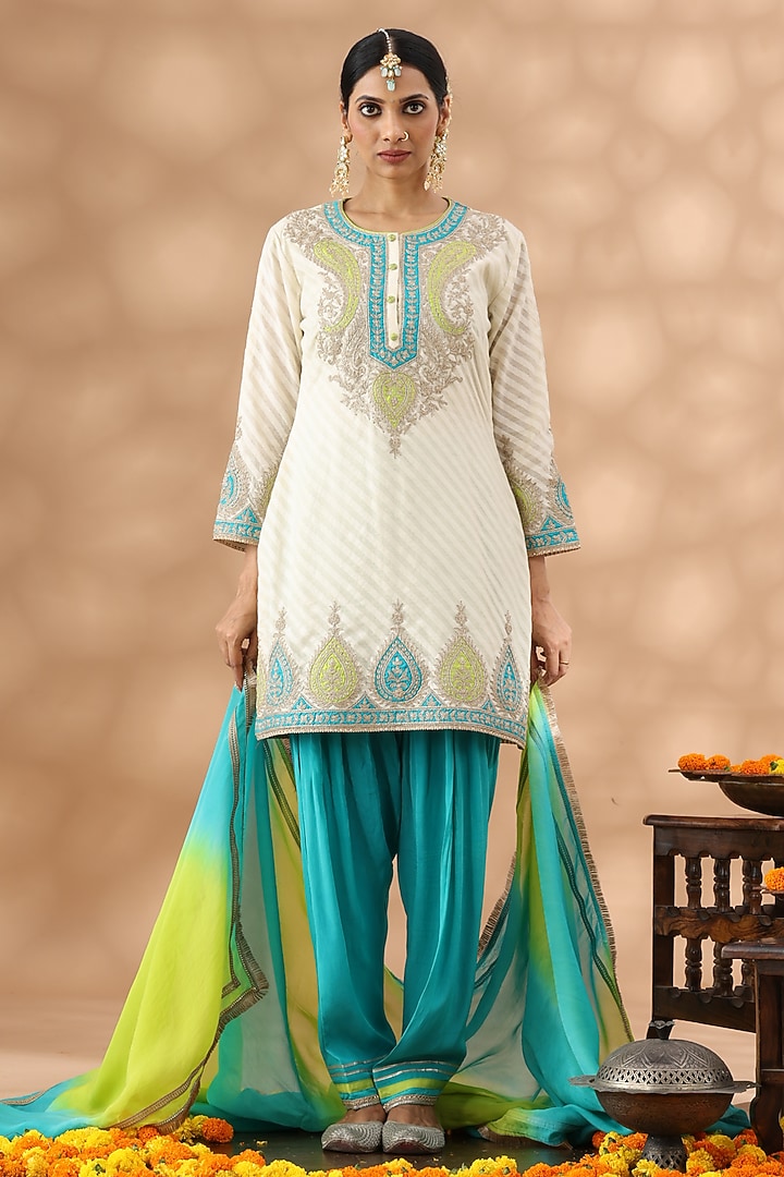 White Cotton Kasab Embroidered Kurta Set by Nia By Sonia Ahuja at Pernia's Pop Up Shop