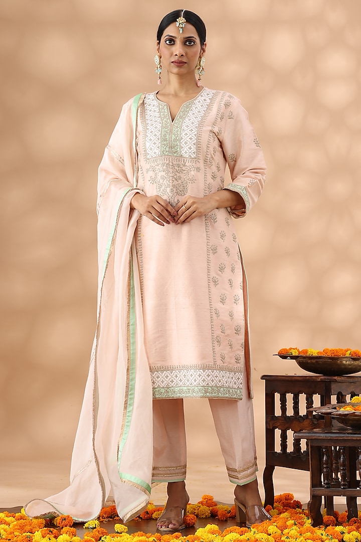 Light Peach Banarasi Chanderi Kasab Embroidered Kurta Set by Nia By Sonia Ahuja at Pernia's Pop Up Shop