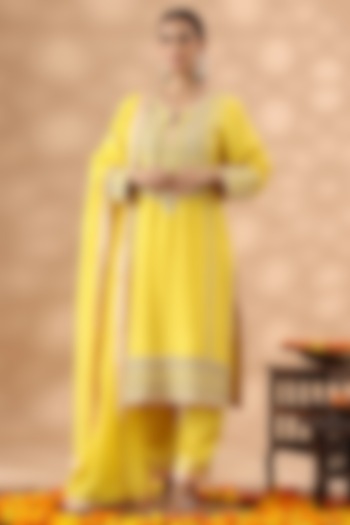 Light Mustard Banarasi Chanderi Kasab Embroidered Kurta Set by Nia By Sonia Ahuja at Pernia's Pop Up Shop