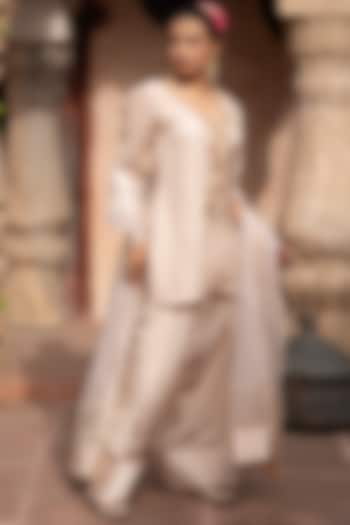 Ivory Upada Silk Hand Embroidered Kurta Set by NIKUNJ BY NIIDHI BAJAJ at Pernia's Pop Up Shop