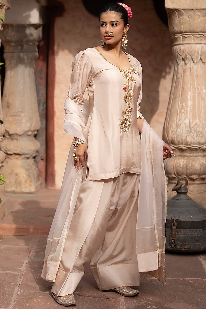 Ivory Upada Silk Hand Embroidered Kurta Set by NIKUNJ BY NIIDHI BAJAJ at Pernia's Pop Up Shop