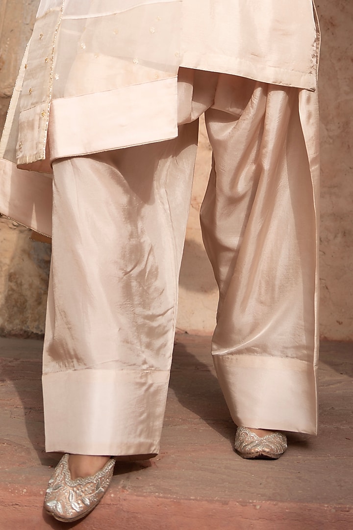 Ivory Upada Silk Hand Embroidered Kurta Set by NIKUNJ BY NIIDHI BAJAJ at Pernia's Pop Up Shop
