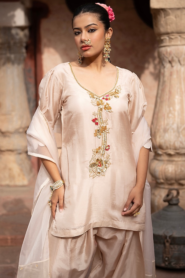 Ivory Upada Silk Hand Embroidered Kurta Set by NIKUNJ BY NIIDHI BAJAJ at Pernia's Pop Up Shop