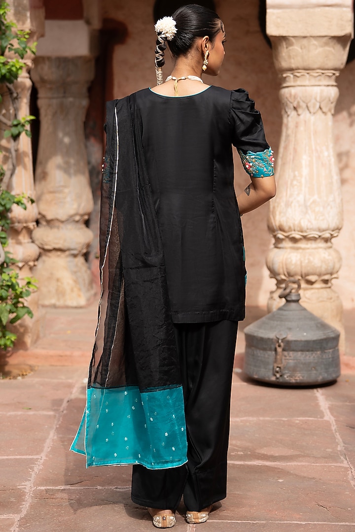 Black Imported Satin Hand Embroidered Kurta Set by NIKUNJ BY NIIDHI BAJAJ at Pernia's Pop Up Shop