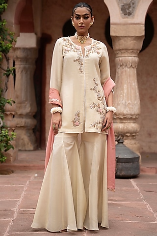 Off-White Tissue Resham Embroidered Kurta Set by NIKUNJ BY NIIDHI BAJAJ