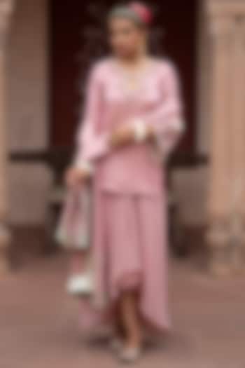 Light Pink Silk Resham Hand Embroidered Kurta Set by NIKUNJ BY NIIDHI BAJAJ at Pernia's Pop Up Shop