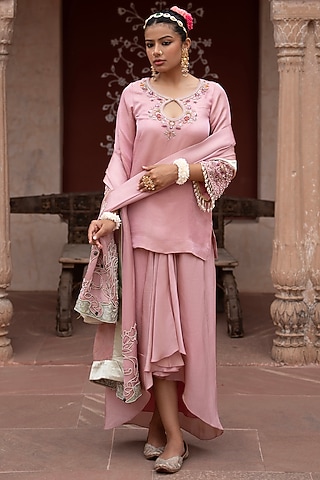 Light Pink Silk Resham Hand Embroidered Kurta Set by NIKUNJ BY NIIDHI BAJAJ