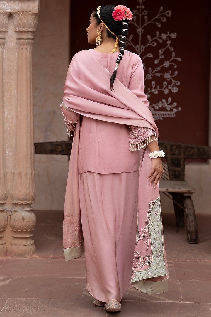 Light Pink Silk Resham Hand Embroidered Kurta Set by NIKUNJ BY NIIDHI BAJAJ at Pernia's Pop Up Shop