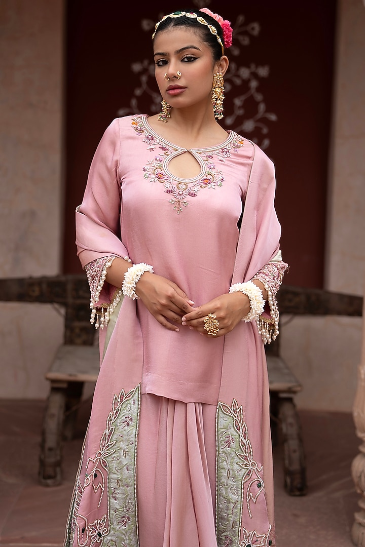 Light Pink Silk Resham Hand Embroidered Kurta Set by NIKUNJ BY NIIDHI BAJAJ at Pernia's Pop Up Shop