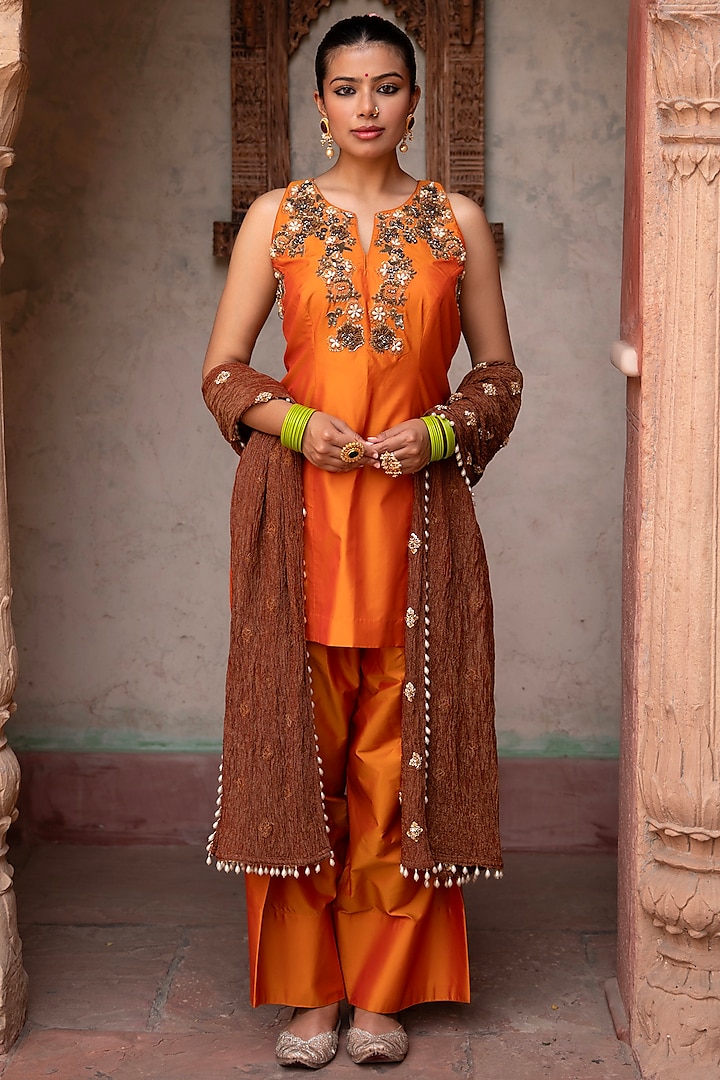 Orange Silk Resham Hand Embroidered Kurta Set by NIKUNJ BY NIIDHI BAJAJ at Pernia's Pop Up Shop