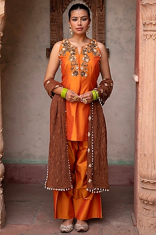 Orange Silk Resham Hand Embroidered Kurta Set by NIKUNJ BY NIIDHI BAJAJ