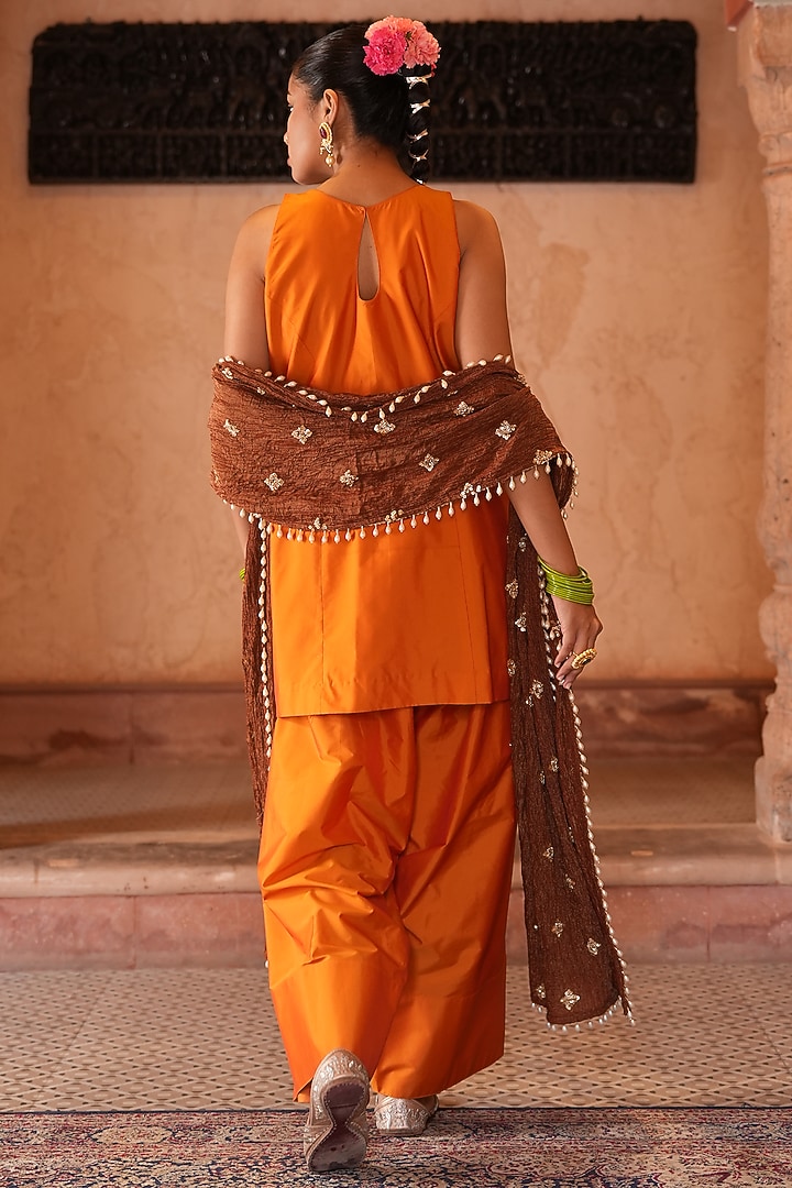 Orange Silk Resham Hand Embroidered Kurta Set by NIKUNJ BY NIIDHI BAJAJ at Pernia's Pop Up Shop