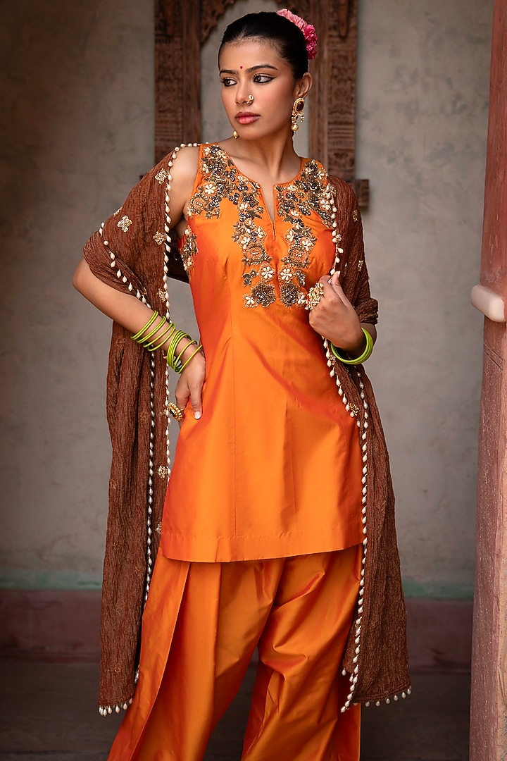 Orange Silk Resham Hand Embroidered Kurta Set by NIKUNJ BY NIIDHI BAJAJ at Pernia's Pop Up Shop
