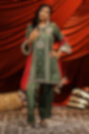 Olive Green Silk Hand Embroidered Kurta Set by NIKUNJ BY NIIDHI BAJAJ at Pernia's Pop Up Shop