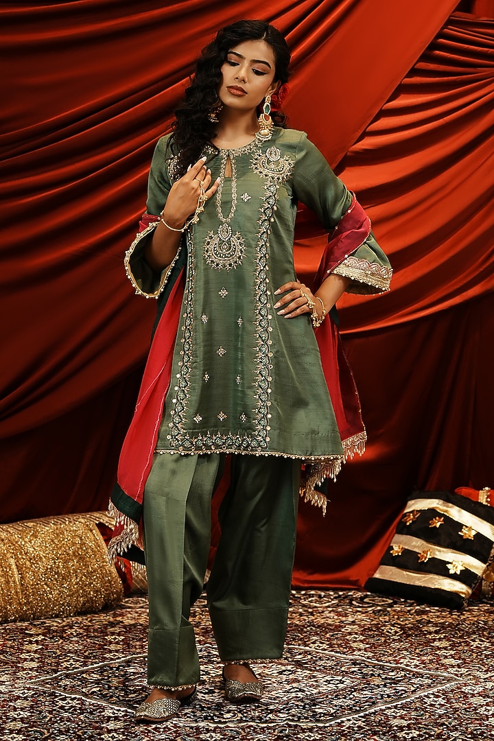 Olive Green Silk Hand Embroidered Kurta Set by NIKUNJ BY NIIDHI BAJAJ at Pernia's Pop Up Shop