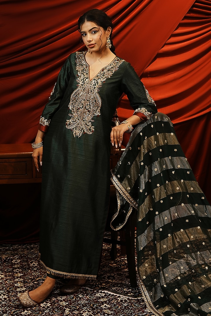 Bottle Green Silk Hand Embroidered Kurta Set by NIKUNJ BY NIIDHI BAJAJ at Pernia's Pop Up Shop