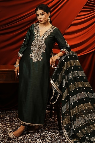 Bottle Green Silk Hand Embroidered Kurta Set by NIKUNJ BY NIIDHI BAJAJ